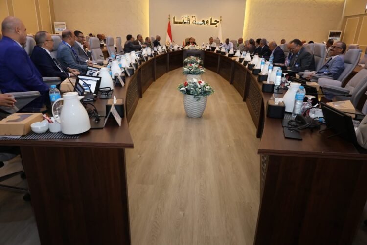 جامعة قنا تناقش استعدادات العام الجامعي الجديد وتستعرض تطبيقات رقمية لدعم الحوكمة والتحول الرقمي