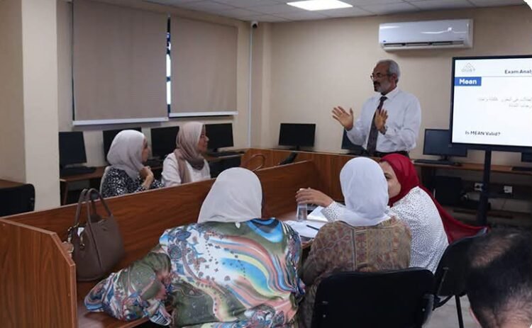 جامعة العبور للعلوم والتكنولوجيا تنظم فعالية لتطوير جودة الامتحانات وتعزيز منظومة القياس والتقويم بكلية الصيدلة