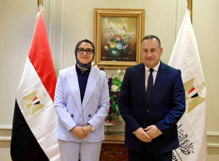 وزير التعليم العالي يبحث مع محافظ الوادي الجديد دعم المشروعات التعليمية والصحية وتعزيز التعاون مع المحافظة