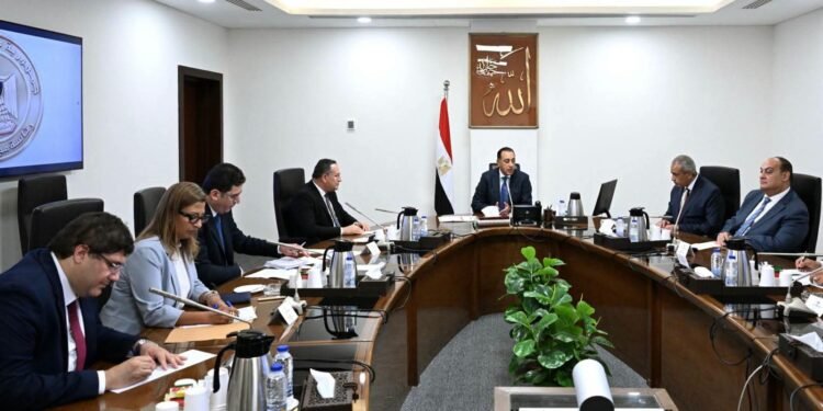 رئيس الوزراء يتابع تطوير منظومة الطلاب الوافدين وتعزيز مكانة مصر التعليمية