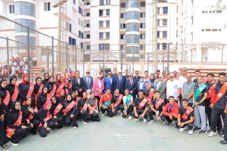رئيس جامعة المنوفية يشارك طلاب علوم الرياضة تحية العلم في أول أيام الدراسة ويشيد بالانضباط والتميز الرياضي