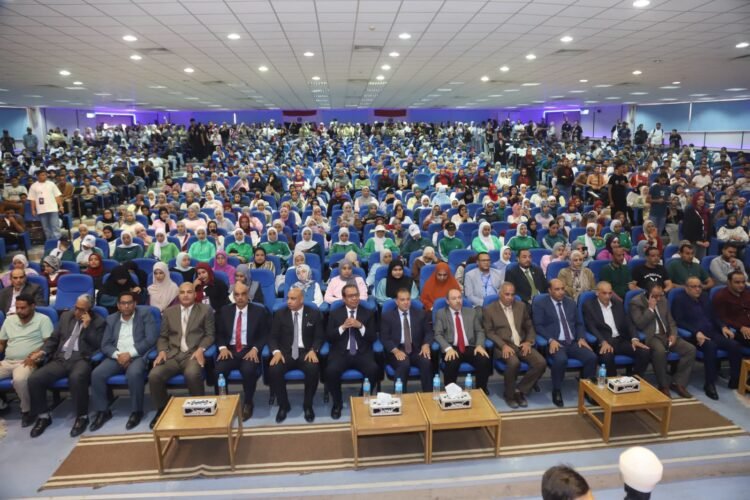 رئيس جامعة قنا يستقبل الطلاب الجدد ويؤكد أولوية بناء الإنسان والاستثمار في العقول