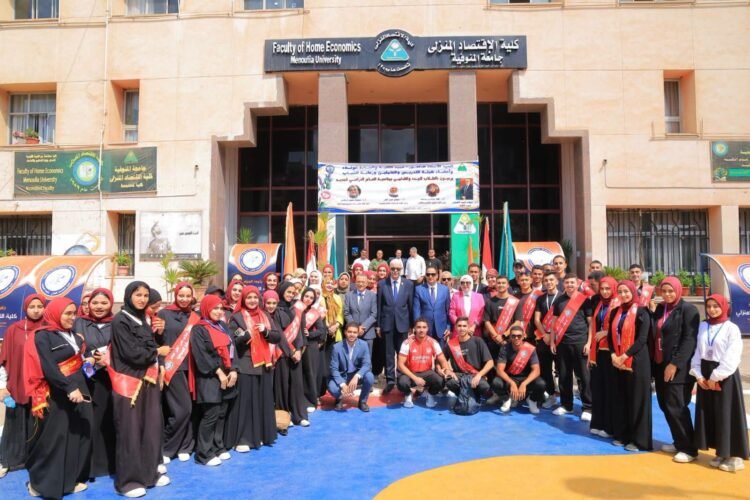 رئيس جامعة المنوفية يتفقد انتظام الدراسة بكلية الاقتصاد المنزلي ويفتتح المعرض الفني للطلاب
