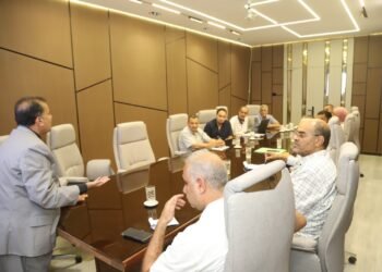 رئيس جامعة قنا يتابع تطوير تطبيق «موارد».. ويشيد بنتائجه في دعم التحول الرقمي وإدارة الموارد