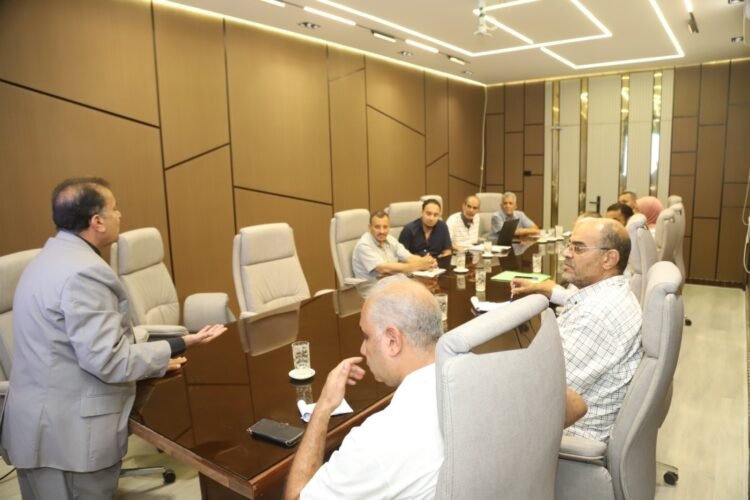 رئيس جامعة قنا يتابع تطوير تطبيق «موارد».. ويشيد بنتائجه في دعم التحول الرقمي وإدارة الموارد