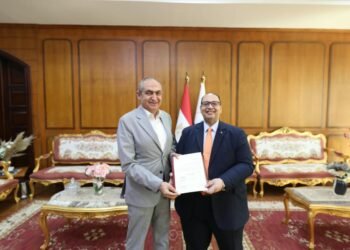 رئيس جامعة كفر الشيخ يهنئ الدكتور علي صبري سليمان لتجديد تعيينه أمينًا عامًا للجامعة