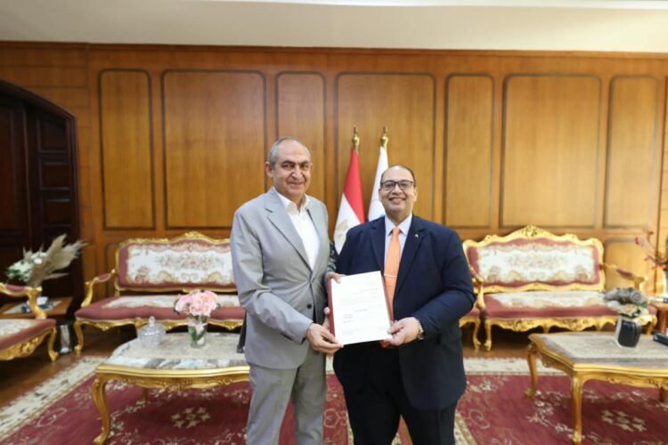 رئيس جامعة كفر الشيخ يهنئ الدكتور علي صبري سليمان لتجديد تعيينه أمينًا عامًا للجامعة
