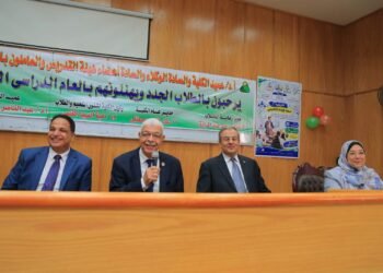 رئيس جامعة المنوفية يلتقي الطلاب الجدد بكلية التربية ويؤكد أهمية بناء الشخصية وتنمية المهارات