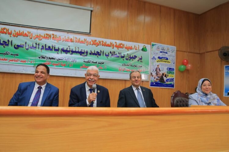 رئيس جامعة المنوفية يلتقي الطلاب الجدد بكلية التربية ويؤكد أهمية بناء الشخصية وتنمية المهارات