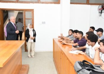 رئيس جامعة قناة السويس يتابع انتظام الدراسة بكلية التمريض في اليوم الرابع للعام الجامعي