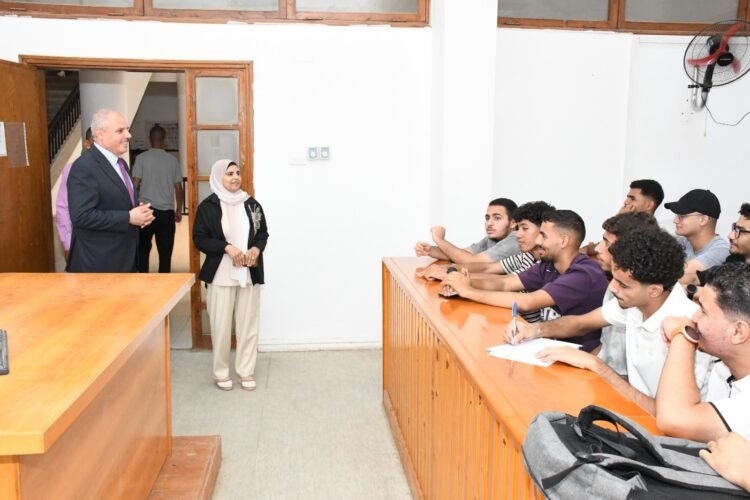 رئيس جامعة قناة السويس يتابع انتظام الدراسة بكلية التمريض في اليوم الرابع للعام الجامعي