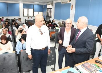 رئيس جامعة قناة السويس يتفقد انتظام الدراسة بكلية الآداب والعلوم الإنسانية في أسبوعها الأول