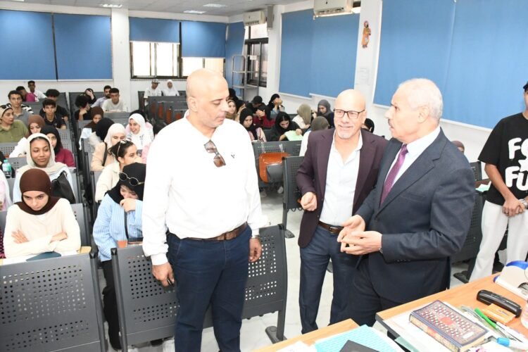 رئيس جامعة قناة السويس يتفقد انتظام الدراسة بكلية الآداب والعلوم الإنسانية في أسبوعها الأول