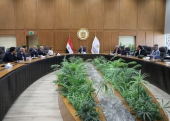 وزير التعليم العالي يبحث مع «فيليبس» تعزيز التعاون في التعليم والبحث العلمي وربط مخرجات الجامعات باحتياجات الصناعة