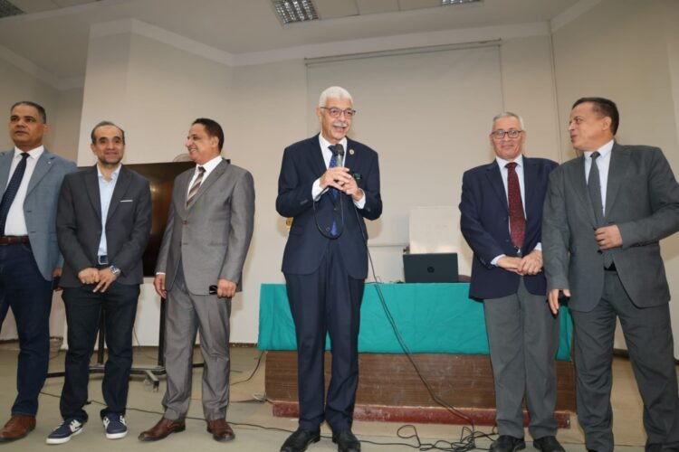 القاصد يتفقد سير العملية التعليمية بكلية التجارة بجامعة المنوفية ويؤكد انتظام الدراسة وتوفير بيئة تعليمية محفزة للطلاب