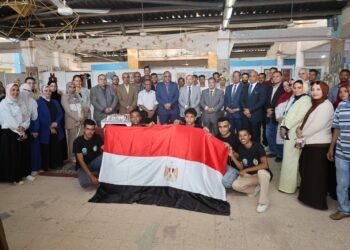 رئيس جامعة قنا يتفقد معرضًا فنيًا لطلاب التربية النوعية احتفالًا بذكرى نصر أكتوبر