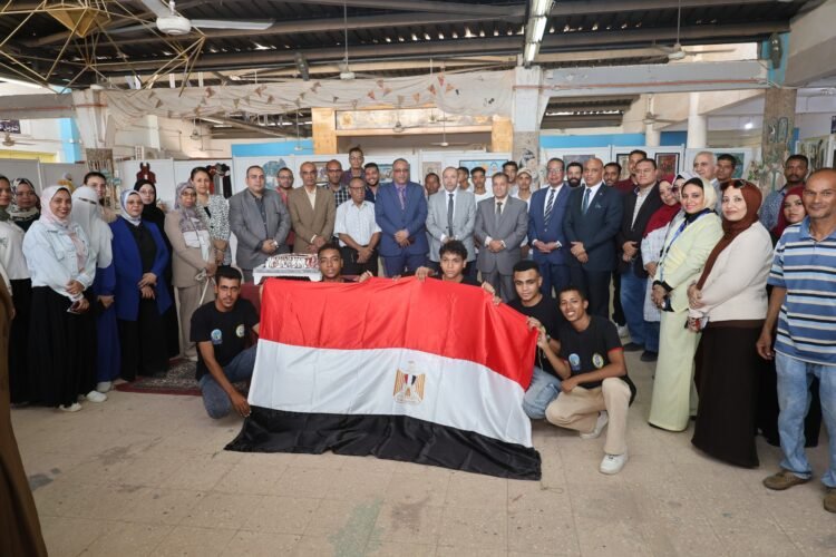 رئيس جامعة قنا يتفقد معرضًا فنيًا لطلاب التربية النوعية احتفالًا بذكرى نصر أكتوبر
