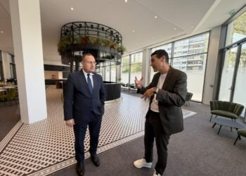 وزير التعليم العالي يبحث مع رئيس جامعة «Aivancity» الفرنسية تعزيز التعاون في الذكاء الاصطناعي وعلوم البيانات والتحول الرقمي