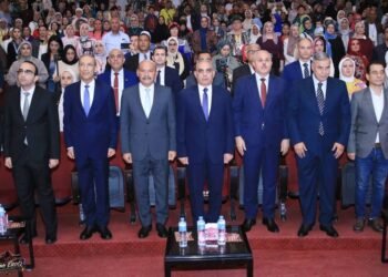 رئيس جامعة قناة السويس يشهد افتتاح الدورة السادسة والعشرين لمهرجان الإسماعيلية الدولي للفنون الشعبية بمشاركة فرق مصرية ودولية