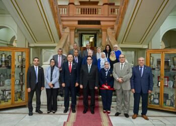 رئيس جامعة القاهرة يترأس اجتماع مجلس كلية التجارة لمناقشة خطط التطوير وتعزيز التسويق المؤسسي وتنمية الموارد الذاتية