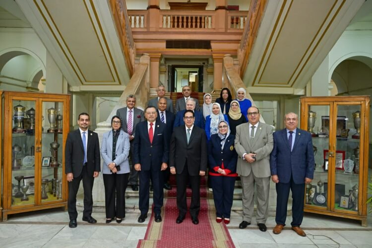 رئيس جامعة القاهرة يترأس اجتماع مجلس كلية التجارة لمناقشة خطط التطوير وتعزيز التسويق المؤسسي وتنمية الموارد الذاتية