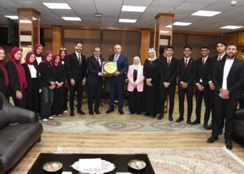 أسرة «طلاب من أجل مصر» بجامعة الإسماعيلية الجديدة الأهلية تُكرّم الدكتور ناصر مندور تقديرًا لجهوده