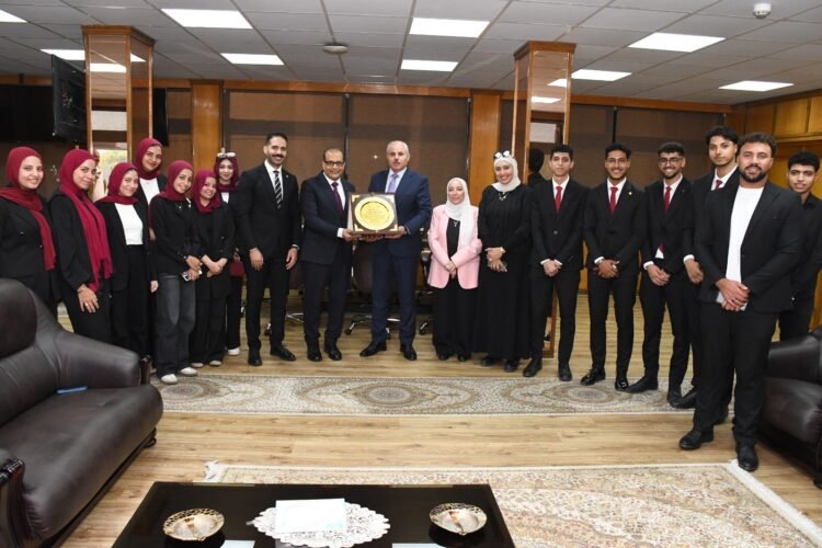 أسرة «طلاب من أجل مصر» بجامعة الإسماعيلية الجديدة الأهلية تُكرّم الدكتور ناصر مندور تقديرًا لجهوده
