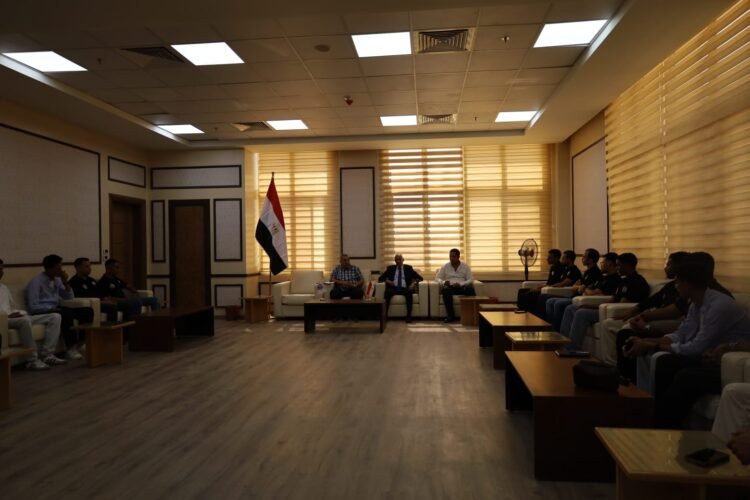 رئيس جامعة جنوب الوادي الأهلية يجتمع باتحاد الطلاب وأسرة «طلاب من أجل مصر» لبحث خطة الأنشطة الطلابية