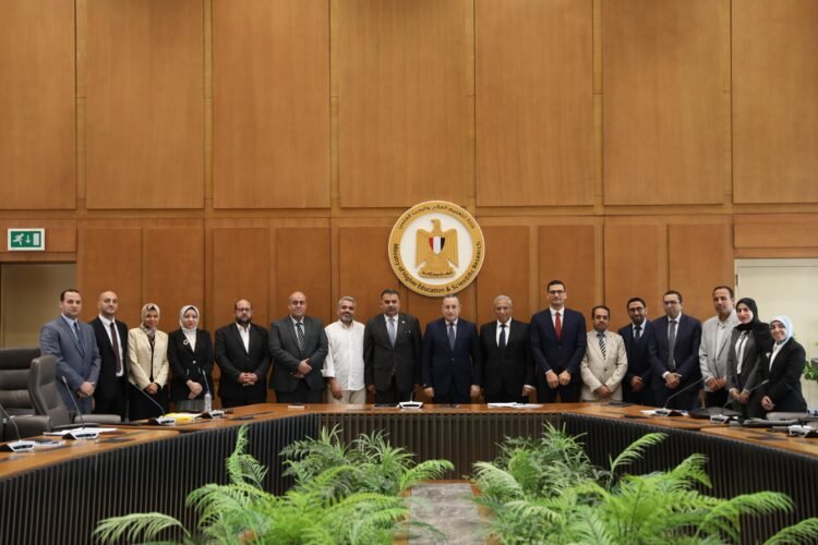 وزير التعليم العالي يبحث توظيف خبرات الباحثين المصريين العائدين من التدريب باليابان لدعم البحث العلمي والابتكار